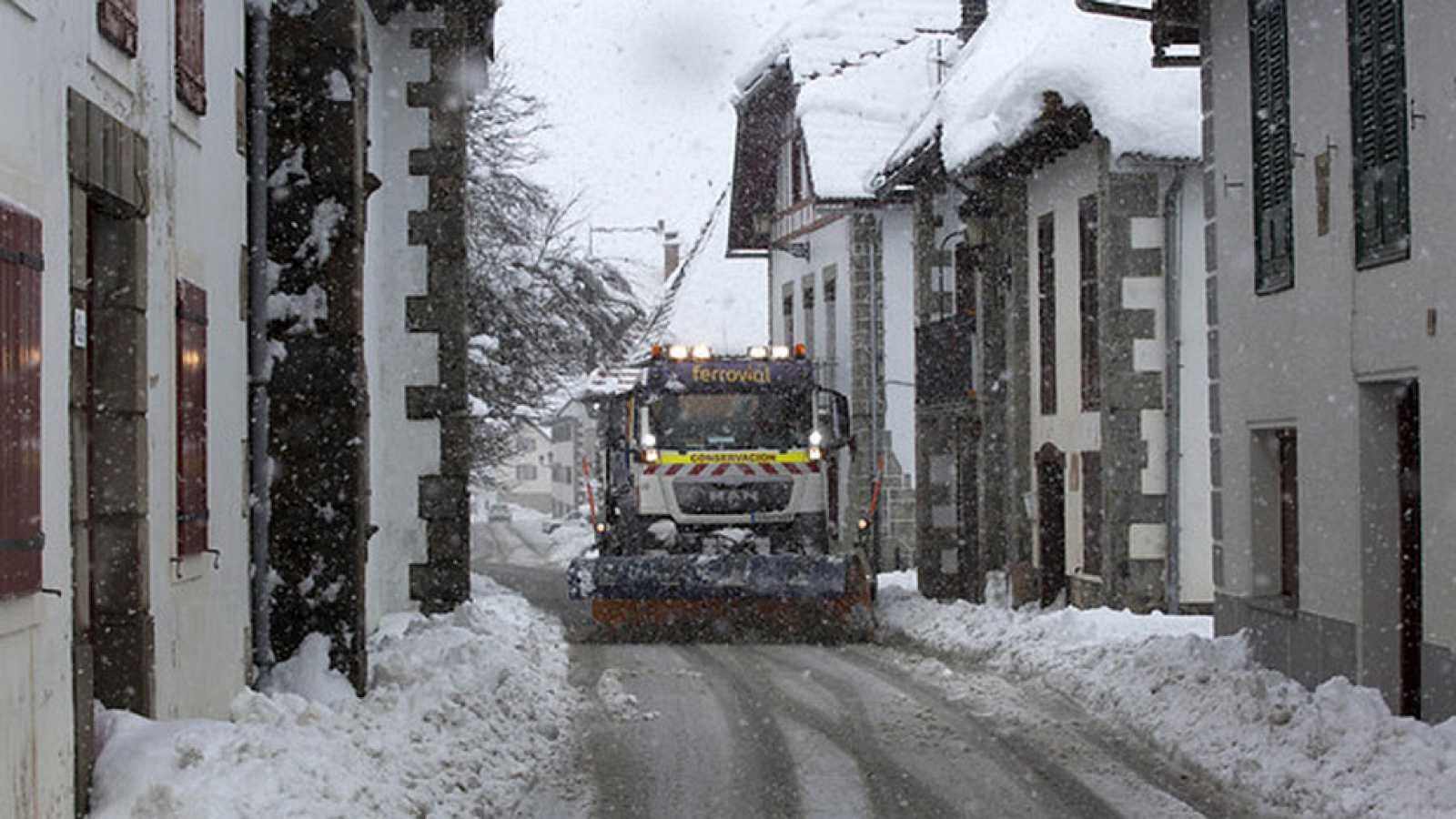 Tormentas de nieve cubren noroeste de EE.UU. y obliga cancelación 200 vuelos