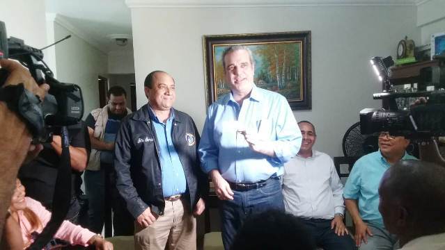 Luis Abinader visita a regidor Ramón Gómez, quien aspira a diputado.