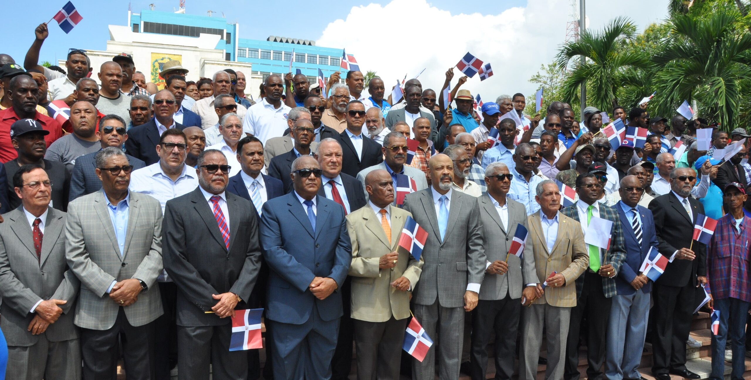 Decenas exoficiales FFAA se manifiestan contra posible reforma de Constitución