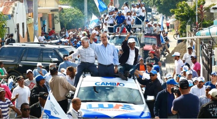 Multitud recibe en Navarrete a Luis Abinader y otros candidatos del PRM