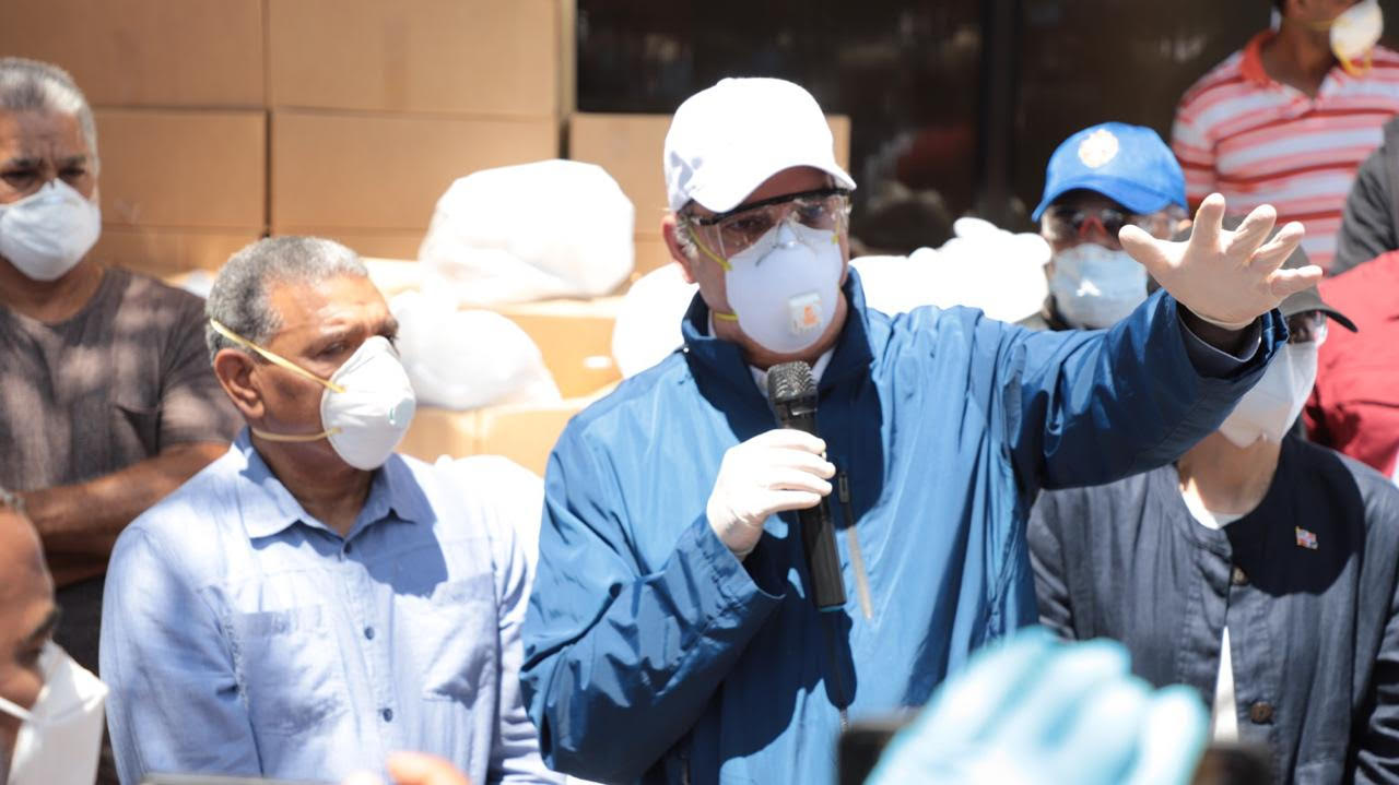 Abinader llama nuevos funcionarios municipales a servir “con humildad”