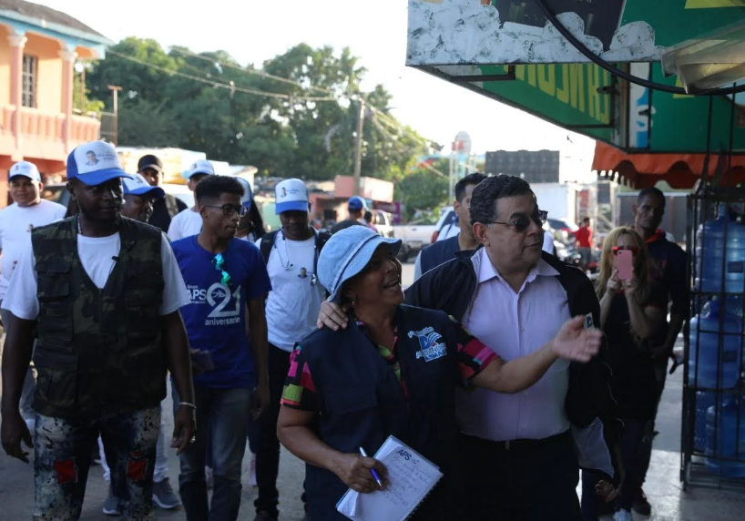 Alejandro Asmar entrega medicinas en  San Pedro de Macorís