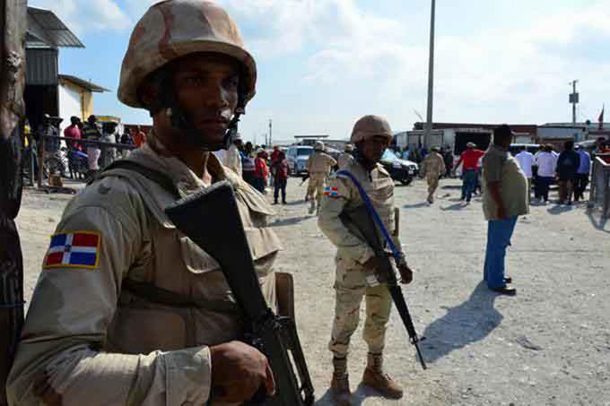 Haitianos siguen jugando «al gato y al ratón» con militares en la frontera