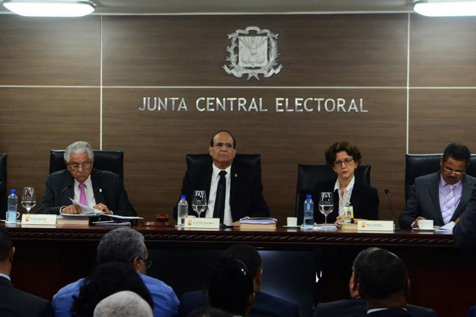 La JCE procura actas para decidir sobre voto arrastre