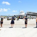 Se reactivan aeropuertos y turismo con llegada de aviones