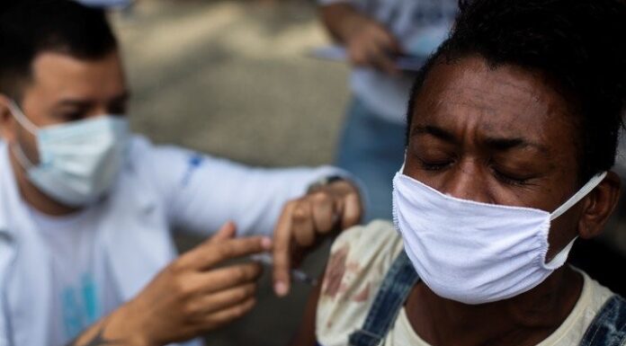 Prohiben entrar a lugares públicos RD a quienes no estén vacunados