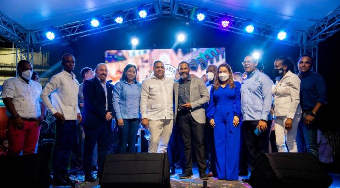 Desvelación del mural «Las Glorias del Béisbol Petromacorisano»