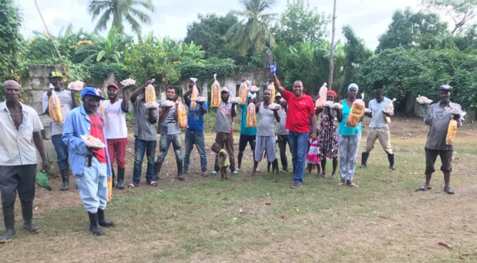 Profeta de fuego realiza operativo navidad en bateyes de la zona