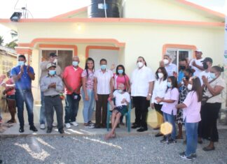 Senador construye y entrega amueblada vivienda a pareja de ancianos en Hato Mayor
