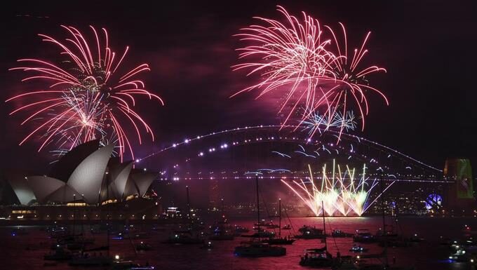 Ómicron silencia la llegada del año nuevo en todo el mundo