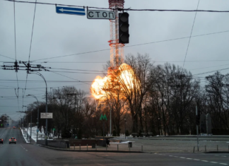 Cinco muertos deja bombardeo ruso a torre de televisión de Kiev
