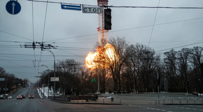 Cinco muertos deja bombardeo ruso a torre de televisión de Kiev