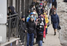 Rublo se desploma; los rusos hacen largas filas en los bancos