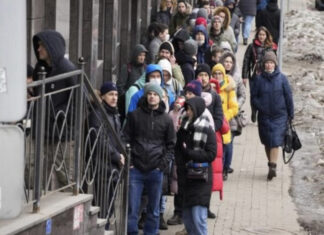 Rublo se desploma; los rusos hacen largas filas en los bancos