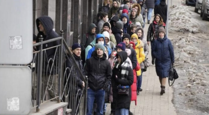 Rublo se desploma; los rusos hacen largas filas en los bancos