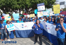 Cientos de maestros exigen al gobierno cumplir con demandas