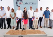 IVAN SANTANA SAN PEDRO DE MACORIS La vicepresidenta de la Republica, Raquel Peña acompañada de varios funcionarios, dejo inauguradas seis naves industriales en la Zona franca de San Pedro de Macorís y una moderna unidad de emergencia en el Hospital Dr. Alejo Martínez del municipio Ramón Santana. La vicepresidenta y el director general del Centro de Desarrollo y Competitividad Industrial (Proindustria), Ulises Rodríguez, encabezaron el acto de inauguración de seis naves industriales en la Zona Franca de esta ciudad, para la instalación de cuatro nuevas empresas manufactureras y dejo iniciada la construcción de un sistema de control de incendios, obras que tienen una inversión total de RD$365,350.860.45. Estas naves que alojaran a las empresas, procedentes de Turquía, Canadá y una dominicana, la construcción de las seis naves tienen un costo de RD$246,805,064.33. y la construcción del sistema contra incendios asciende a RD$ 118,545,796.12. El director de Proindustria, destaco la importancia de general nuevos empleos en San Pedro de Macorís, que abre un núcleo de desarrollo, que fortalece y transforma la economía local. También la vicepresidenta Raquel Peña y el ministro de Vivienda y Edificaciones, Carlos Bonilla, entregaron al municipio de Ramón Santana, en San Pedro de Macorís, una moderna sala de emergencia en el Hospital Alejo Martínez García, cuya remodelación tubo una inversión de unos 15 millones de pesos, la que impactará directamente a más de 40 comunidades de esa zona. La infraestructura de 161 metros, que queda a disposición del Servicio Nacional de Salud para su puesta en funcionamiento inmediato, cuanta de 2 camas de observación para adultos, triaje, nebulización, área de cura, admisiones, estación de enfermería, pediatría, entre otras áreas claves que debe tener una emergencia moderna. La vicepresidente de la Republica Raquel Peña, dijo sentirse satisfecha de participar en la inauguración de seis naves industriales que vienen a poner de manifiesto el buen desempeño de la industria dominicana, sobretodo demostrando la capacidad de los dominicanos de sobre ponernos a los grandes retos que hemos enfrentado en los últimos años, sobre todo el Covid-19 y, la entrega de una moderna sala de emergencia en el municipio Ramón Santana, ya que la comunidad llevaba años esperando su remodelación y equipamiento. Señaló que la puesta en funcionamiento de estas seis naves, representa generación de empleos y un crecimiento económico. Sostuvo que la generación de empleos es una de los aspectos en los cuales el presidente Luis Abinader ha puesto más empeño. Manifestó que este parque industrial de San Pedro de Macorís, es el de mayor relevancia por la diversificación de las empresas instaladas, operan cerca de 90 naves que manufacturan calzados, textiles, joyas, equipos médicos, envejecimiento de alcohol y otras áreas, lo que genera más de nueve mil empleos directos. Sostuvo que con estas naves que se inauguraron, se generaran cerca de unos dos mil cuatrocientos empleos nuevos y van a aportar a la reactivación económica que han emprendido pos-pandemia y, que en corto tiempo esperan sumar con el aumento de naves, más de cinco mil nuevos empleos. También se dio el primer palazo para la construcción del sistema contra incendio con una inversión de más de 118 millones de pesos, con la finalidad de mantener la seguridad del parque industrial. La vicepresidenta Raquel Peña posteriormente sostuvo una reunión con el sector salud en el Centro Cultural Fermoselle, donde trataron varios temas concernientes a la situación del sistema de salud de esta provincia. En estas actividades estuvieron presentes además, el ministro de Salud Daniel Rivera, el presidente de Indotel, Nelson Arroyo, el director ejecutivo del Seguro Nacional de Salud (SENASA) Santiago Hazim, el ministro de Industria y Comercio, Ito Bisonó, el Superintendente de Salud y Riesgo Laboral (SISALRIL) Jesús Feris Iglesias, el senador Franklin Peña y el director del Consejo de Zonas Francas, Daniel Liranzo. También el obispo Santiago Rodríguez, la gobernadora Aracelis Villanueva, el alcalde Raymundo Ortiz, el presidente de la Asociación de Industrias de la Zona Franca, José Enrique Yaber, los diputados Luis Gómez y Carolina de Paula, la alcaldesa de Ramón Santana, Santa Valdez y otros.