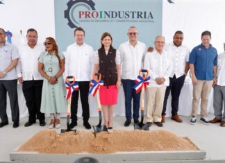 IVAN SANTANA SAN PEDRO DE MACORIS La vicepresidenta de la Republica, Raquel Peña acompañada de varios funcionarios, dejo inauguradas seis naves industriales en la Zona franca de San Pedro de Macorís y una moderna unidad de emergencia en el Hospital Dr. Alejo Martínez del municipio Ramón Santana. La vicepresidenta y el director general del Centro de Desarrollo y Competitividad Industrial (Proindustria), Ulises Rodríguez, encabezaron el acto de inauguración de seis naves industriales en la Zona Franca de esta ciudad, para la instalación de cuatro nuevas empresas manufactureras y dejo iniciada la construcción de un sistema de control de incendios, obras que tienen una inversión total de RD$365,350.860.45. Estas naves que alojaran a las empresas, procedentes de Turquía, Canadá y una dominicana, la construcción de las seis naves tienen un costo de RD$246,805,064.33. y la construcción del sistema contra incendios asciende a RD$ 118,545,796.12. El director de Proindustria, destaco la importancia de general nuevos empleos en San Pedro de Macorís, que abre un núcleo de desarrollo, que fortalece y transforma la economía local. También la vicepresidenta Raquel Peña y el ministro de Vivienda y Edificaciones, Carlos Bonilla, entregaron al municipio de Ramón Santana, en San Pedro de Macorís, una moderna sala de emergencia en el Hospital Alejo Martínez García, cuya remodelación tubo una inversión de unos 15 millones de pesos, la que impactará directamente a más de 40 comunidades de esa zona. La infraestructura de 161 metros, que queda a disposición del Servicio Nacional de Salud para su puesta en funcionamiento inmediato, cuanta de 2 camas de observación para adultos, triaje, nebulización, área de cura, admisiones, estación de enfermería, pediatría, entre otras áreas claves que debe tener una emergencia moderna. La vicepresidente de la Republica Raquel Peña, dijo sentirse satisfecha de participar en la inauguración de seis naves industriales que vienen a poner de manifiesto el buen desempeño de la industria dominicana, sobretodo demostrando la capacidad de los dominicanos de sobre ponernos a los grandes retos que hemos enfrentado en los últimos años, sobre todo el Covid-19 y, la entrega de una moderna sala de emergencia en el municipio Ramón Santana, ya que la comunidad llevaba años esperando su remodelación y equipamiento. Señaló que la puesta en funcionamiento de estas seis naves, representa generación de empleos y un crecimiento económico. Sostuvo que la generación de empleos es una de los aspectos en los cuales el presidente Luis Abinader ha puesto más empeño. Manifestó que este parque industrial de San Pedro de Macorís, es el de mayor relevancia por la diversificación de las empresas instaladas, operan cerca de 90 naves que manufacturan calzados, textiles, joyas, equipos médicos, envejecimiento de alcohol y otras áreas, lo que genera más de nueve mil empleos directos. Sostuvo que con estas naves que se inauguraron, se generaran cerca de unos dos mil cuatrocientos empleos nuevos y van a aportar a la reactivación económica que han emprendido pos-pandemia y, que en corto tiempo esperan sumar con el aumento de naves, más de cinco mil nuevos empleos. También se dio el primer palazo para la construcción del sistema contra incendio con una inversión de más de 118 millones de pesos, con la finalidad de mantener la seguridad del parque industrial. La vicepresidenta Raquel Peña posteriormente sostuvo una reunión con el sector salud en el Centro Cultural Fermoselle, donde trataron varios temas concernientes a la situación del sistema de salud de esta provincia. En estas actividades estuvieron presentes además, el ministro de Salud Daniel Rivera, el presidente de Indotel, Nelson Arroyo, el director ejecutivo del Seguro Nacional de Salud (SENASA) Santiago Hazim, el ministro de Industria y Comercio, Ito Bisonó, el Superintendente de Salud y Riesgo Laboral (SISALRIL) Jesús Feris Iglesias, el senador Franklin Peña y el director del Consejo de Zonas Francas, Daniel Liranzo. También el obispo Santiago Rodríguez, la gobernadora Aracelis Villanueva, el alcalde Raymundo Ortiz, el presidente de la Asociación de Industrias de la Zona Franca, José Enrique Yaber, los diputados Luis Gómez y Carolina de Paula, la alcaldesa de Ramón Santana, Santa Valdez y otros.