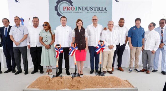 IVAN SANTANA SAN PEDRO DE MACORIS La vicepresidenta de la Republica, Raquel Peña acompañada de varios funcionarios, dejo inauguradas seis naves industriales en la Zona franca de San Pedro de Macorís y una moderna unidad de emergencia en el Hospital Dr. Alejo Martínez del municipio Ramón Santana. La vicepresidenta y el director general del Centro de Desarrollo y Competitividad Industrial (Proindustria), Ulises Rodríguez, encabezaron el acto de inauguración de seis naves industriales en la Zona Franca de esta ciudad, para la instalación de cuatro nuevas empresas manufactureras y dejo iniciada la construcción de un sistema de control de incendios, obras que tienen una inversión total de RD$365,350.860.45. Estas naves que alojaran a las empresas, procedentes de Turquía, Canadá y una dominicana, la construcción de las seis naves tienen un costo de RD$246,805,064.33. y la construcción del sistema contra incendios asciende a RD$ 118,545,796.12. El director de Proindustria, destaco la importancia de general nuevos empleos en San Pedro de Macorís, que abre un núcleo de desarrollo, que fortalece y transforma la economía local. También la vicepresidenta Raquel Peña y el ministro de Vivienda y Edificaciones, Carlos Bonilla, entregaron al municipio de Ramón Santana, en San Pedro de Macorís, una moderna sala de emergencia en el Hospital Alejo Martínez García, cuya remodelación tubo una inversión de unos 15 millones de pesos, la que impactará directamente a más de 40 comunidades de esa zona. La infraestructura de 161 metros, que queda a disposición del Servicio Nacional de Salud para su puesta en funcionamiento inmediato, cuanta de 2 camas de observación para adultos, triaje, nebulización, área de cura, admisiones, estación de enfermería, pediatría, entre otras áreas claves que debe tener una emergencia moderna. La vicepresidente de la Republica Raquel Peña, dijo sentirse satisfecha de participar en la inauguración de seis naves industriales que vienen a poner de manifiesto el buen desempeño de la industria dominicana, sobretodo demostrando la capacidad de los dominicanos de sobre ponernos a los grandes retos que hemos enfrentado en los últimos años, sobre todo el Covid-19 y, la entrega de una moderna sala de emergencia en el municipio Ramón Santana, ya que la comunidad llevaba años esperando su remodelación y equipamiento. Señaló que la puesta en funcionamiento de estas seis naves, representa generación de empleos y un crecimiento económico. Sostuvo que la generación de empleos es una de los aspectos en los cuales el presidente Luis Abinader ha puesto más empeño. Manifestó que este parque industrial de San Pedro de Macorís, es el de mayor relevancia por la diversificación de las empresas instaladas, operan cerca de 90 naves que manufacturan calzados, textiles, joyas, equipos médicos, envejecimiento de alcohol y otras áreas, lo que genera más de nueve mil empleos directos. Sostuvo que con estas naves que se inauguraron, se generaran cerca de unos dos mil cuatrocientos empleos nuevos y van a aportar a la reactivación económica que han emprendido pos-pandemia y, que en corto tiempo esperan sumar con el aumento de naves, más de cinco mil nuevos empleos. También se dio el primer palazo para la construcción del sistema contra incendio con una inversión de más de 118 millones de pesos, con la finalidad de mantener la seguridad del parque industrial. La vicepresidenta Raquel Peña posteriormente sostuvo una reunión con el sector salud en el Centro Cultural Fermoselle, donde trataron varios temas concernientes a la situación del sistema de salud de esta provincia. En estas actividades estuvieron presentes además, el ministro de Salud Daniel Rivera, el presidente de Indotel, Nelson Arroyo, el director ejecutivo del Seguro Nacional de Salud (SENASA) Santiago Hazim, el ministro de Industria y Comercio, Ito Bisonó, el Superintendente de Salud y Riesgo Laboral (SISALRIL) Jesús Feris Iglesias, el senador Franklin Peña y el director del Consejo de Zonas Francas, Daniel Liranzo. También el obispo Santiago Rodríguez, la gobernadora Aracelis Villanueva, el alcalde Raymundo Ortiz, el presidente de la Asociación de Industrias de la Zona Franca, José Enrique Yaber, los diputados Luis Gómez y Carolina de Paula, la alcaldesa de Ramón Santana, Santa Valdez y otros.