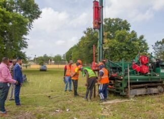 Habilitarán áreas cinematográficas en escuelas de S.P.M. y Consuelo. Jueves 19 Mayo 2022/ 8:47 A.M. Denis de lejosPor Francis Aníbal SAN PEDRO DE MACORIS. Una comisión de la Oficina de Cooperación Internacional, adscrita al Departamento de Infraestructura Escolar del Ministerio de Educación, visitó dos centros escolares ubicafos en esta ciudad y el municipio Consuelo. El propósito de la visita fue realizar levantamientos o estudios de suelo en los liceos Sor Ana Nolan y Matías Ramón Mella de ese municipio, a fin de construir dos centros cinematográficos. La referida comisión estuvo representada por el ingeniero Ronny Collado y el arquitecto Marcel Rocío Méndez. La misma fue recibida por el licenciado Isidro Santana Ramírez, director regional de Educación 05. En Consuelo, Santana Ramírez estuvo acompañado de la directora del rwferido centro educativo, licenciada María de los Ángeles, y agradeció en nombre de la comunidad educativa la construcción de ambas obras, que vienen a llenar una sentida necesidad del sistema. Agradeció la iniciativa del presidente Luis Abinader y el ministro de Educación Roberto Fulcar de apoyar en la construcción de esas nuevas áreas. La firma ganadora de la licitación pública, para el estudio del los terrenos, realizada por el Departamento de obras y contrataciones, es Óptima Ingeniería Geotécnica, dirigida por Juan G. Rosario y Federico Nuñez. Liceo Sor Ana Nolan Tractor