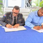 Ayuntamiento entrega becas universitarias a la Regional Sureste de la PN