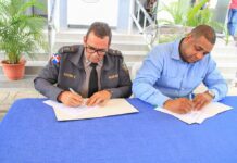 Ayuntamiento entrega becas universitarias a la Regional Sureste de la PN