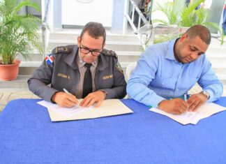 Ayuntamiento entrega becas universitarias a la Regional Sureste de la PN