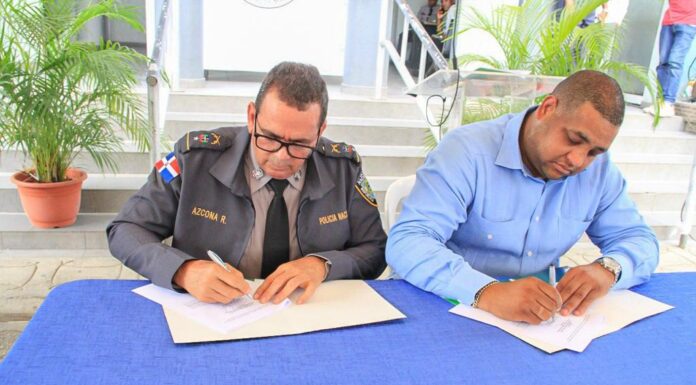 Ayuntamiento entrega becas universitarias a la Regional Sureste de la PN