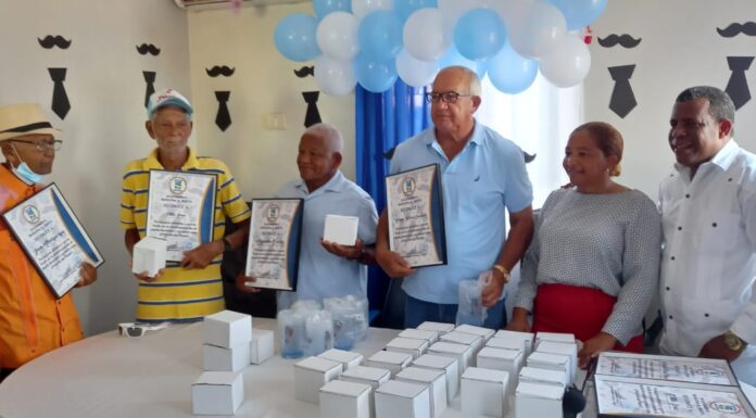 Alcande distingue padres de El Puerto.