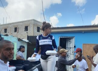 IDECOOP entrega comida en barrio de Higuey afectado por el huracán