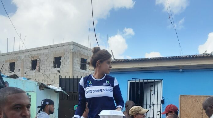 IDECOOP entrega comida en barrio de Higuey afectado por el huracán