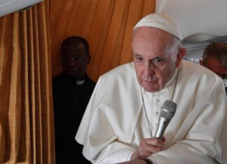 Papa advierte aún existe riesgo de guerra nuclear; llama al desarme