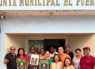 EL SINDICO DEL PUERTO ENTREGO LAS LLAVES DE LA CIUDAD A RAFAELA PAULINO. FELIX ANTONIO DE LA ROSA Y RAMON GOMEZ.