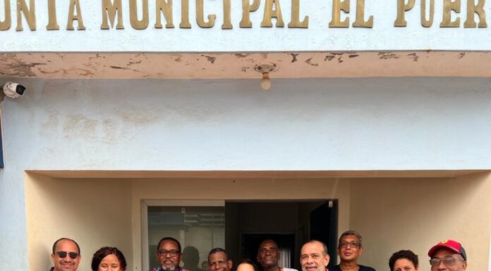 EL SINDICO DEL PUERTO ENTREGO LAS LLAVES DE LA CIUDAD A RAFAELA PAULINO. FELIX ANTONIO DE LA ROSA Y RAMON GOMEZ.