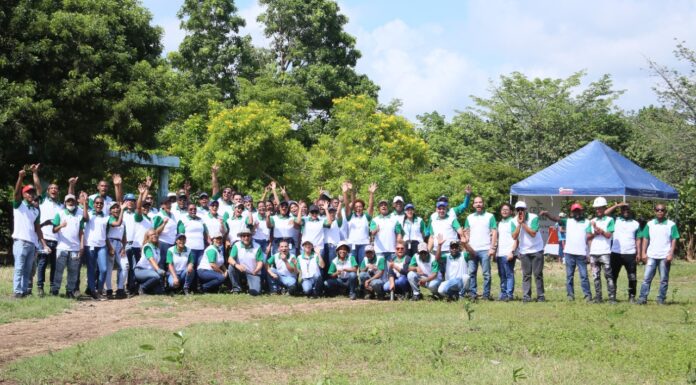 CAEI siembran árboles en parque ecológico Pedro Mir en SPM
