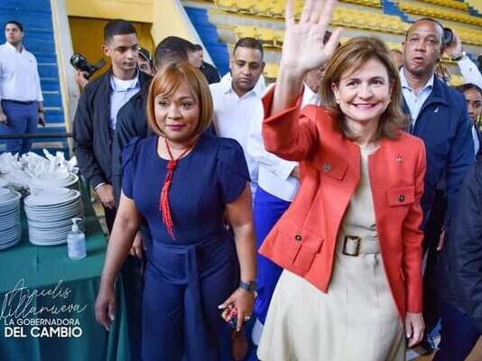 Vice presidenta Raquel Peña participa en almuerzo navideño con dirigentes del PRM de la Región Este.