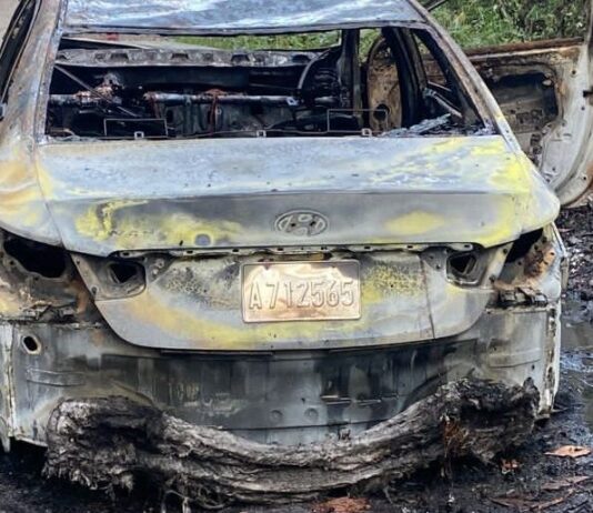 BONAO: Hallan a dos personas calcinadas y atadas en vehículo