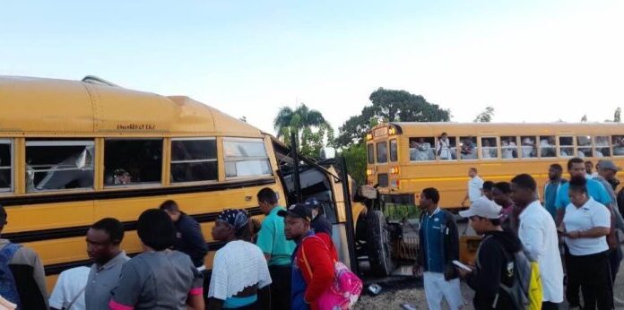 BAVARO: El 911 confirma hay 3 muertos y 11 heridos en accidente