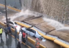 Varias personas atrapadas en vehículos luego de colapso de pared en desnivel avenida 27 de Febrero