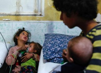 Foto de niña siria sosteniendo la máscara de oxígeno de su bebé hermana tergiversada en Internet