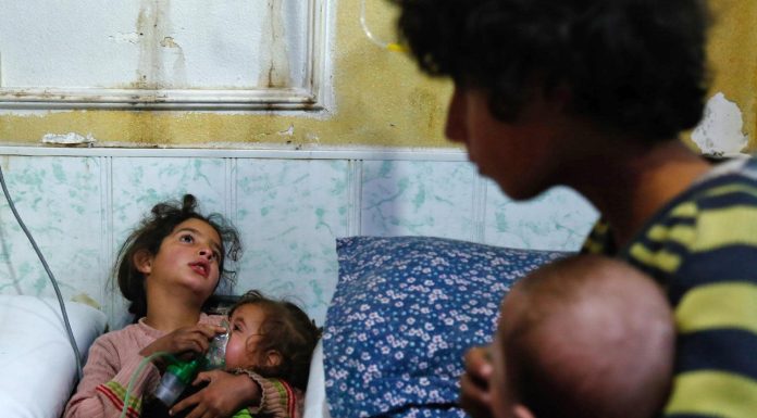 Foto de niña siria sosteniendo la máscara de oxígeno de su bebé hermana tergiversada en Internet