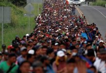 Una caravana de 7.000 migrantes avanza por el sur de México