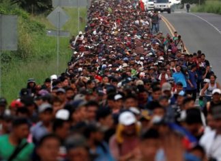 Una caravana de 7.000 migrantes avanza por el sur de México
