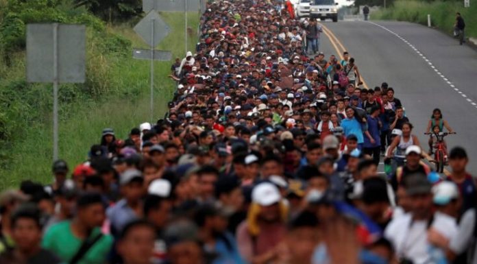 Una caravana de 7.000 migrantes avanza por el sur de México
