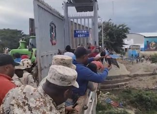 Haitianos derriban y tiran al río la puerta fronteriza de Dajabon