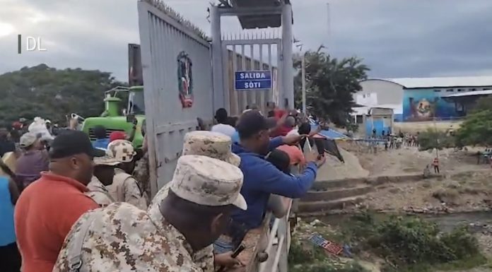 Haitianos derriban y tiran al río la puerta fronteriza de Dajabon