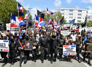 Multitud marchó contra «plan de ONU» de instalar campos en RD
