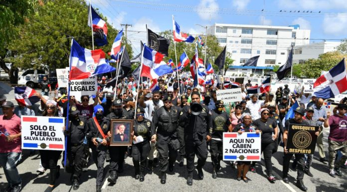 Multitud marchó contra «plan de ONU» de instalar campos en RD