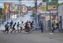 Pandillas matan a cuatro policías y queman dos comisarías en Haití