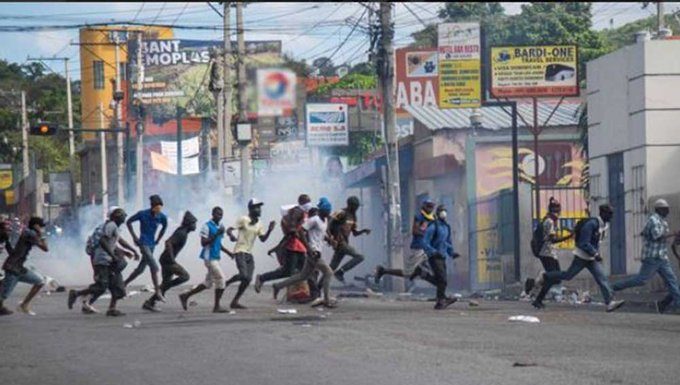 Pandillas matan a cuatro policías y queman dos comisarías en Haití